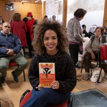 Encuentro con la autora EbbabaHameida para hablar de sulibro FLORES DE PAPEL. Organizadopor Cambium. Testimonios en femenino sobre la historia del pueblo saharaui