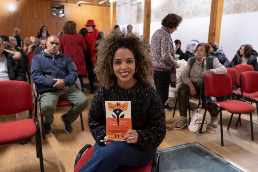 Encuentro con la autora EbbabaHameida para hablar de sulibro FLORES DE PAPEL. Organizadopor Cambium. Testimonios en femenino sobre la historia del pueblo saharaui