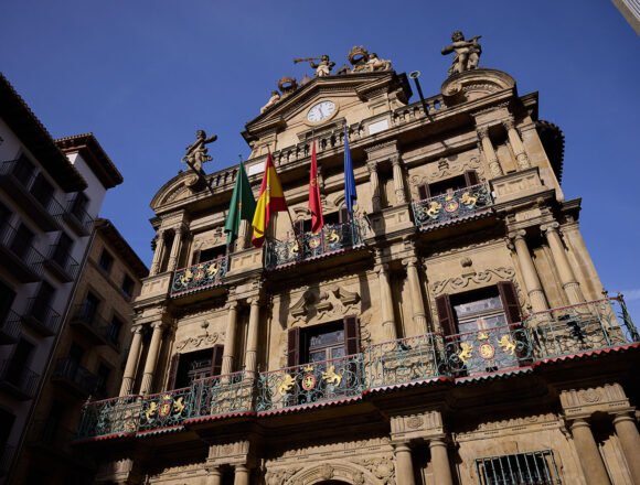 fachada20ayuntamiento_web_9 ANAS y la Delegación Saharaui en Navarra impulsan la visita institucional de concejalas y concejales de Pamplona a los proyectos apoyados por el Ayuntamiento en los campamentos