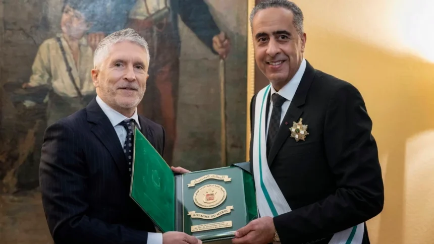 Las asociaciones de la Guardia Civil se levantan contra Marlaska por su medalla al jefe del espionaje de Marruecos: “Es injustificable”