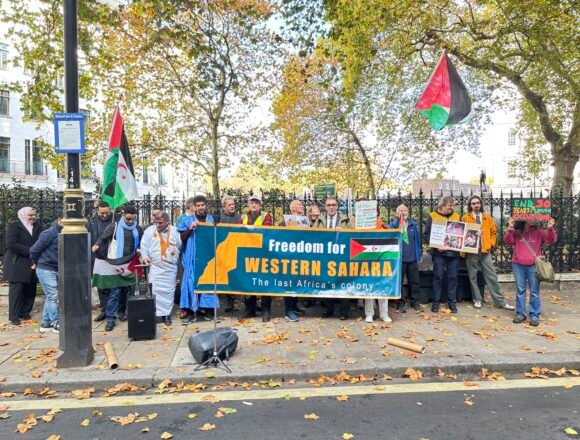 img_4408 LONDRES/ Miembros de la comunidad saharaui y simpatizantes británicos se manifiestan frente a la embajada marroquí para exigir el fin de la ocupación marroquí del Sáhara Occidental | Sahara Press Service (SPS)