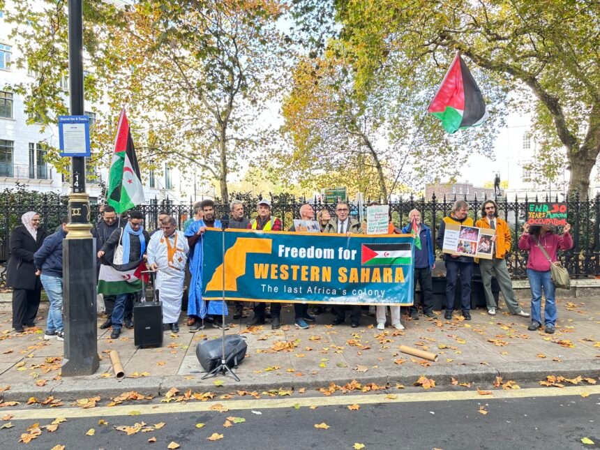 LONDRES/ Miembros de la comunidad saharaui y simpatizantes británicos se manifiestan frente a la embajada marroquí para exigir el fin de la ocupación marroquí del Sáhara Occidental | Sahara Press Service (SPS)