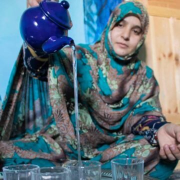 mujer-te-campamentos-refugiados-saharauis-scaled-e1655459745209 La libertad merece la pena incluso cuando tarda demasiado – Najla Mohamedlamin en EL INDEPENDIENTE