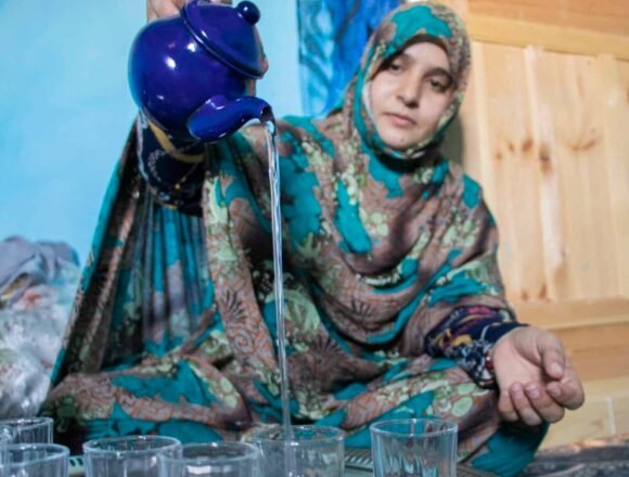 mujer-te-campamentos-refugiados-saharauis-scaled-e1655459745209 La libertad merece la pena incluso cuando tarda demasiado – Najla Mohamedlamin en EL INDEPENDIENTE