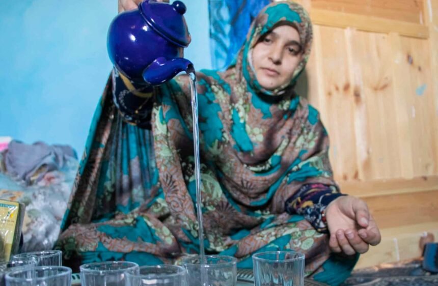 mujer-te-campamentos-refugiados-saharauis-scaled-e1655459745209 La libertad merece la pena incluso cuando tarda demasiado – Najla Mohamedlamin en EL INDEPENDIENTE