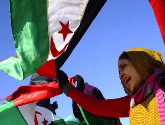 protesting_woman_sahrawi-1 La fondation RFk et Aminetou Haidar préoccupées par «l’alignement inacceptable» de la résolution 2797 du Conseil de sécurité | Sahara Press Service (SPS)