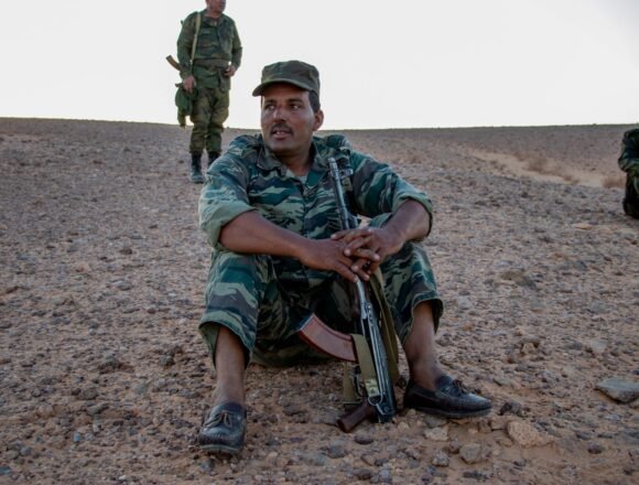 soldado-colina-mahbes-opti FRENTE POLISARIO | No hay fecha ni para negociar ni para un alto el fuego: Marruecos aún está detallando el «Plan de autonomía» con Francia