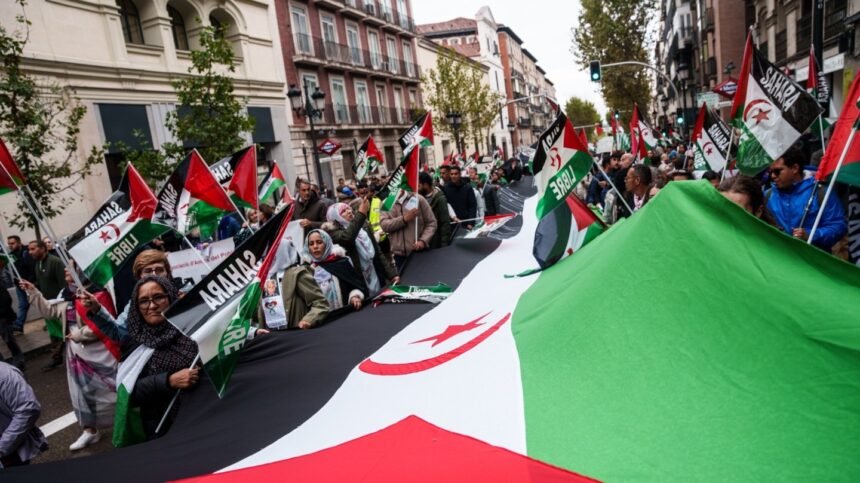 europapress-7103204-manifestacion-50-anos-resistencia-pueblo-saharaui-15-noviembre-2025-madrid-1440x808-1 El año en el que los saharauis cumplieron medio siglo de exilio… y España reforzó su alianza con su verdugo, Marruecos