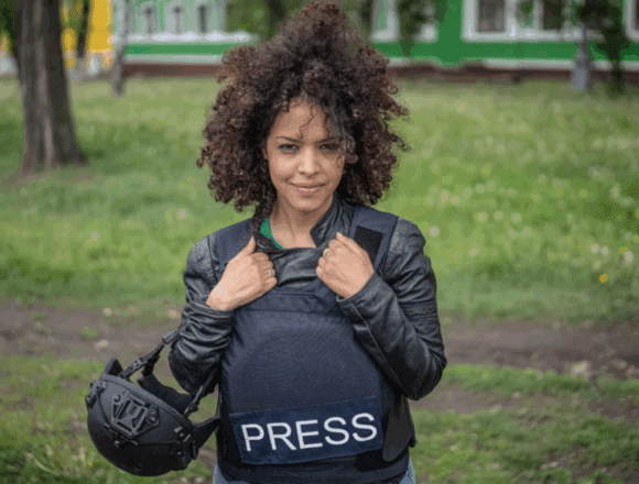 Ebbaba Hameida presenta en Asturies «Flores de papel», una historia de tres generaciones de mujeres saharauis – Nortes | Centradas en la periferia