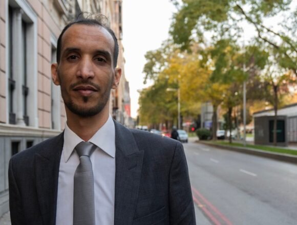 El abogado saharaui al que Marruecos prohíbe ejercer: «El apoyo de España envalentona a Rabat y lo pagamos los saharauis» – El Independiente