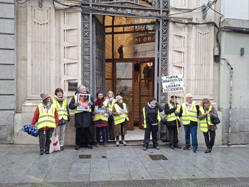 La llegada del ministro Albares al Ateneo de Madrid no pasa desapercibida para la solidaridad saharaui