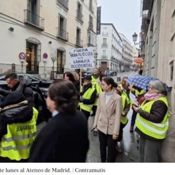 Albares, recibido en el Ateneo de Madrid al grito de “El Sáhara no se vende”