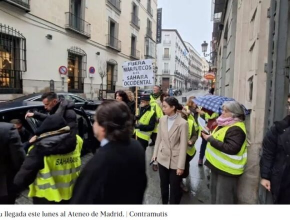 Albares, recibido en el Ateneo de Madrid al grito de “El Sáhara no se vende”