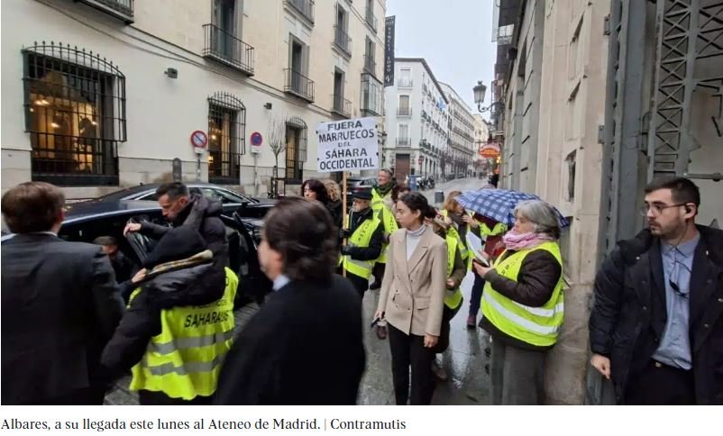ateneo Albares, recibido en el Ateneo de Madrid al grito de “El Sáhara no se vende”
