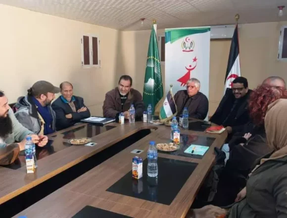 El ministro saharaui de Educación, Enseñanza y Formación Profesional recibe a una delegación española que representa a la organización Sahara Mágica