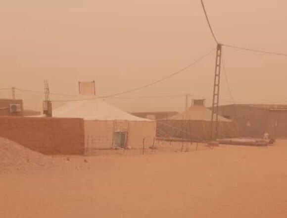 1000762678 Fuertes vientos y tormentas de arena azotan los campamentos de refugiados saharauis, provocando dificultades y riesgos para la población.