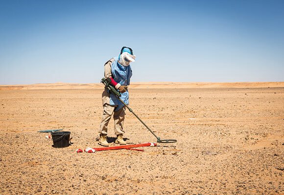 Mujeres saharauis que desactivan minas: del reconocimiento cultural al debate político