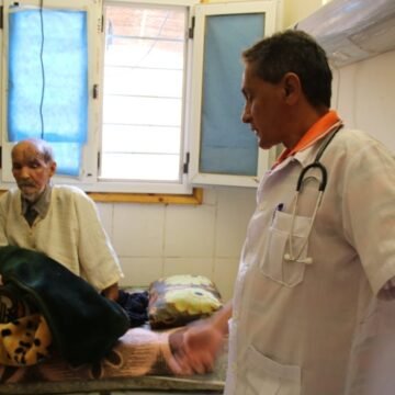 Parir bajo los faros de un coche o curar con resina de acacia: el arte de la improvisación de los médicos saharauis – EL INDEPENDIENTE