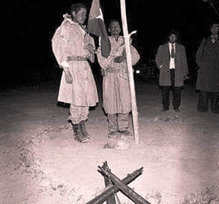 iza_de_la_bandera_saharaui_en_fundacion_rasd_1976 50 AÑOS de la RASD: rememorando inicios y las circunstancias de la proclamación del Estado Saharaui (I) +Fotos+Video | Sahara Press Service (SPS)