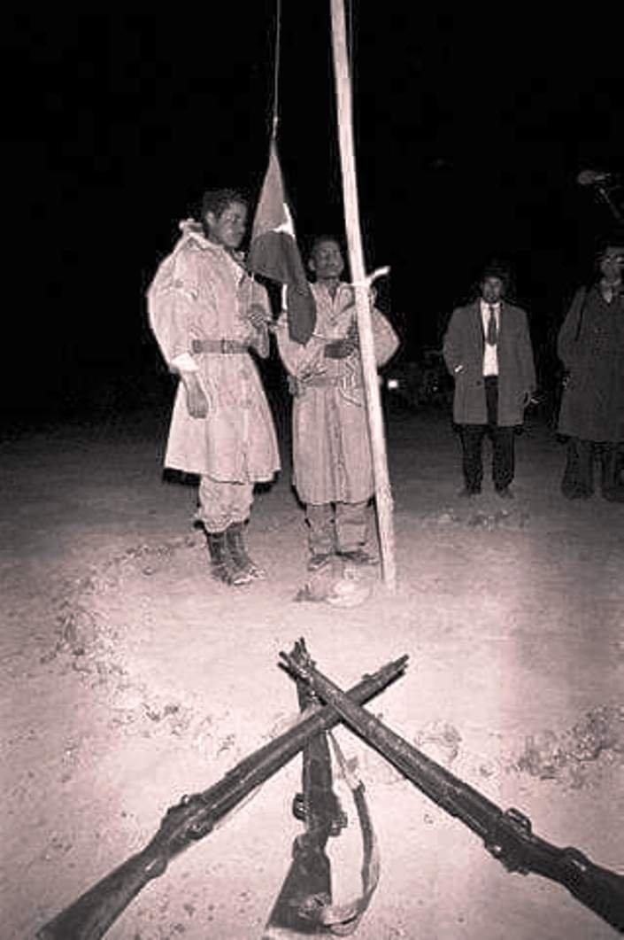 iza_de_la_bandera_saharaui_en_fundacion_rasd_1976 50 AÑOS de la RASD: rememorando inicios y las circunstancias de la proclamación del Estado Saharaui (I) +Fotos+Video | Sahara Press Service (SPS)