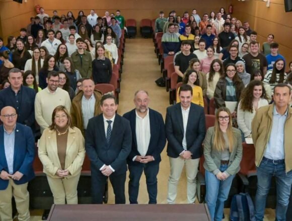 Autoridades-y-alumnos-que-viajaran-el-proximo-mes-de-abril-hasta-el-Sahara 70 estudiantes de la Universidad de Castilla-La Mancha realizarán prácticas educativas en los campamentos saharauis de Tinduf