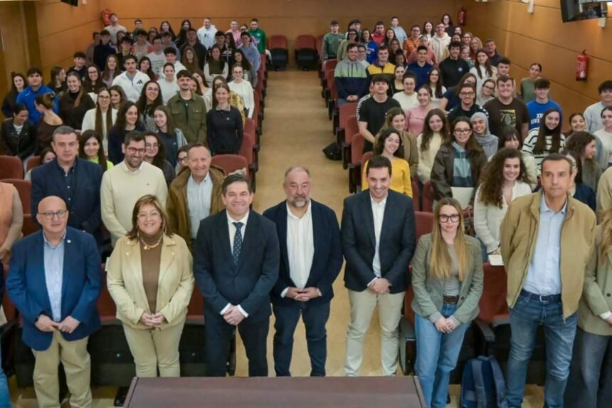 Autoridades-y-alumnos-que-viajaran-el-proximo-mes-de-abril-hasta-el-Sahara 70 estudiantes de la Universidad de Castilla-La Mancha realizarán prácticas educativas en los campamentos saharauis de Tinduf