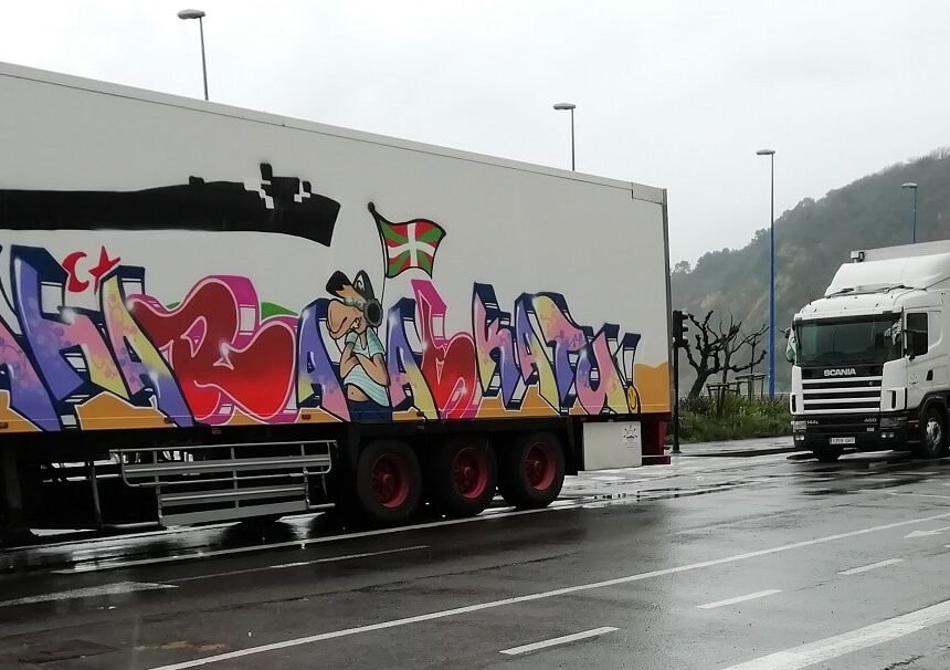 trailerssahara2 Caravana solidaria vasca reúne cerca de 50 toneladas de ayuda para los campamentos de refugiados saharauis