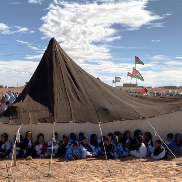 Jaima saharaui con niños en un campamento del Sáhara Occidental