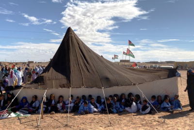 Jaima saharaui con niños en un campamento del Sáhara Occidental