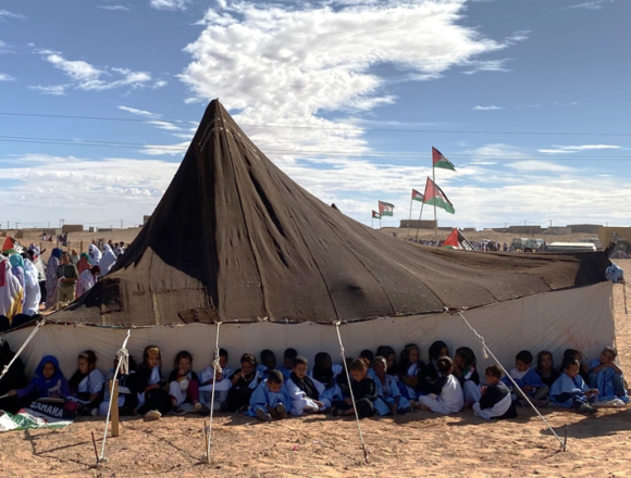 Jaima saharaui con niños en un campamento del Sáhara Occidental
