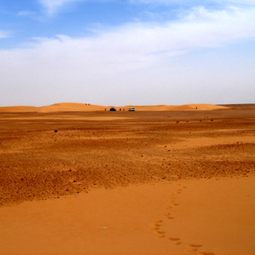 Huellas en el desierto del Sáhara Occidental en una zona expuesta y aislada