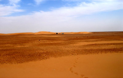 Huellas en el desierto del Sáhara Occidental en una zona expuesta y aislada