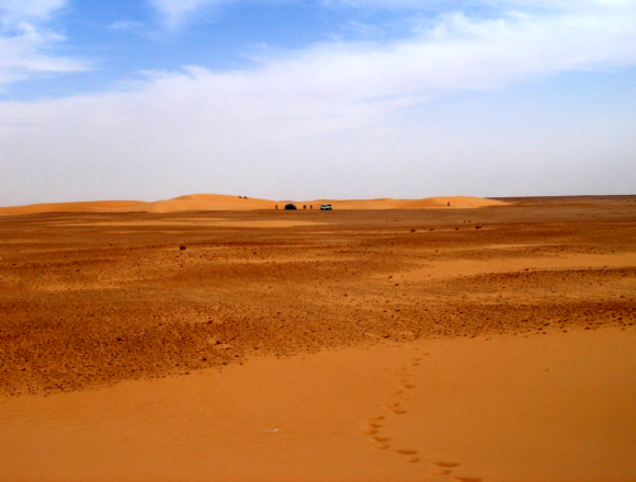 Huellas en el desierto del Sáhara Occidental en una zona expuesta y aislada