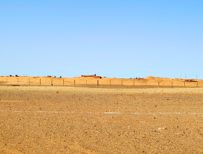 Muro del Sáhara Occidental (territorio dividido) Muro marroquí en el Sáhara Occidental que divide el territorio