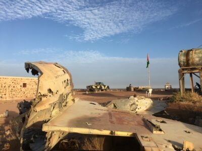 Restos de avión marroquí derribado en Tifariti en la guerra hasta 1991