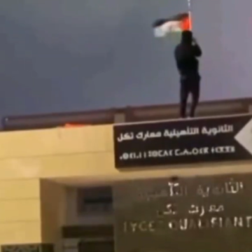 Sáhara Occidental: jóvenes saharauis izan la bandera nacional en El Aaiún ocupado durante una celebración marroquí