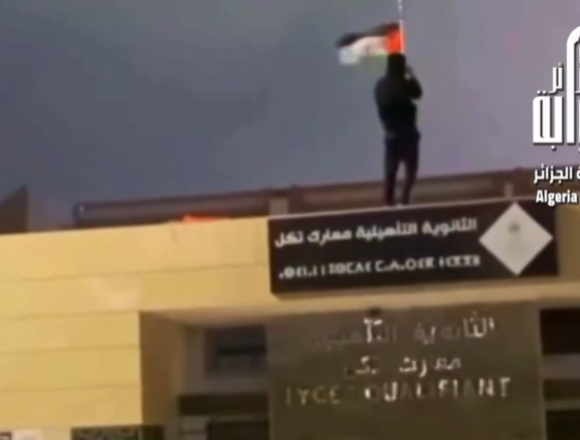 fotobndera Sáhara Occidental: jóvenes saharauis izan la bandera nacional en El Aaiún ocupado durante una celebración marroquí